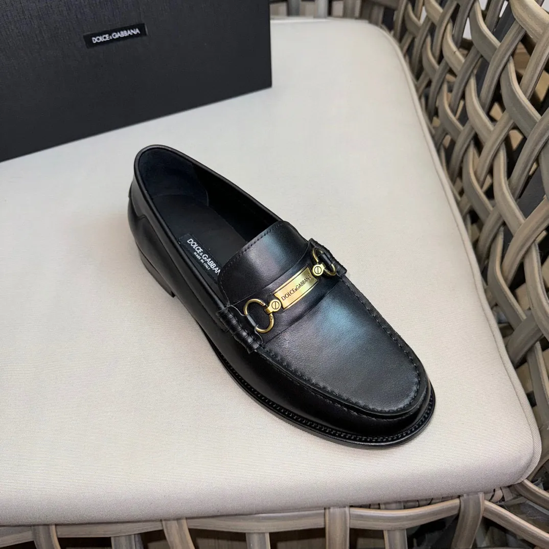 💰¥960 D&G cowhide moccasin loafers for men｜Embellished with DG hardware nameplate｜Made of imported calfskin｜Retro and shiny texture complement each other｜Release charming tones to outline a confident posture｜Imported calfskin + cowhide lining + Italian leather outsole Size: 39-44 (38.45 custom-made)